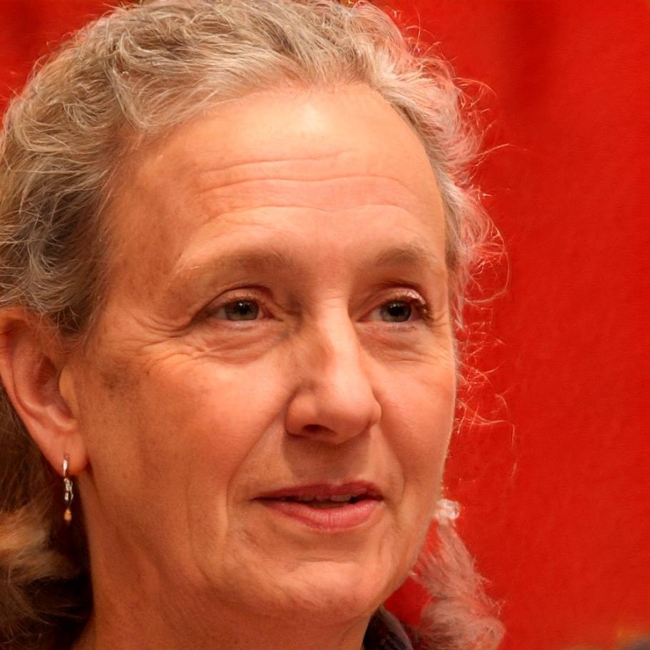 Helena Karlsen, lead mobile SEO instructor, reviewing student work