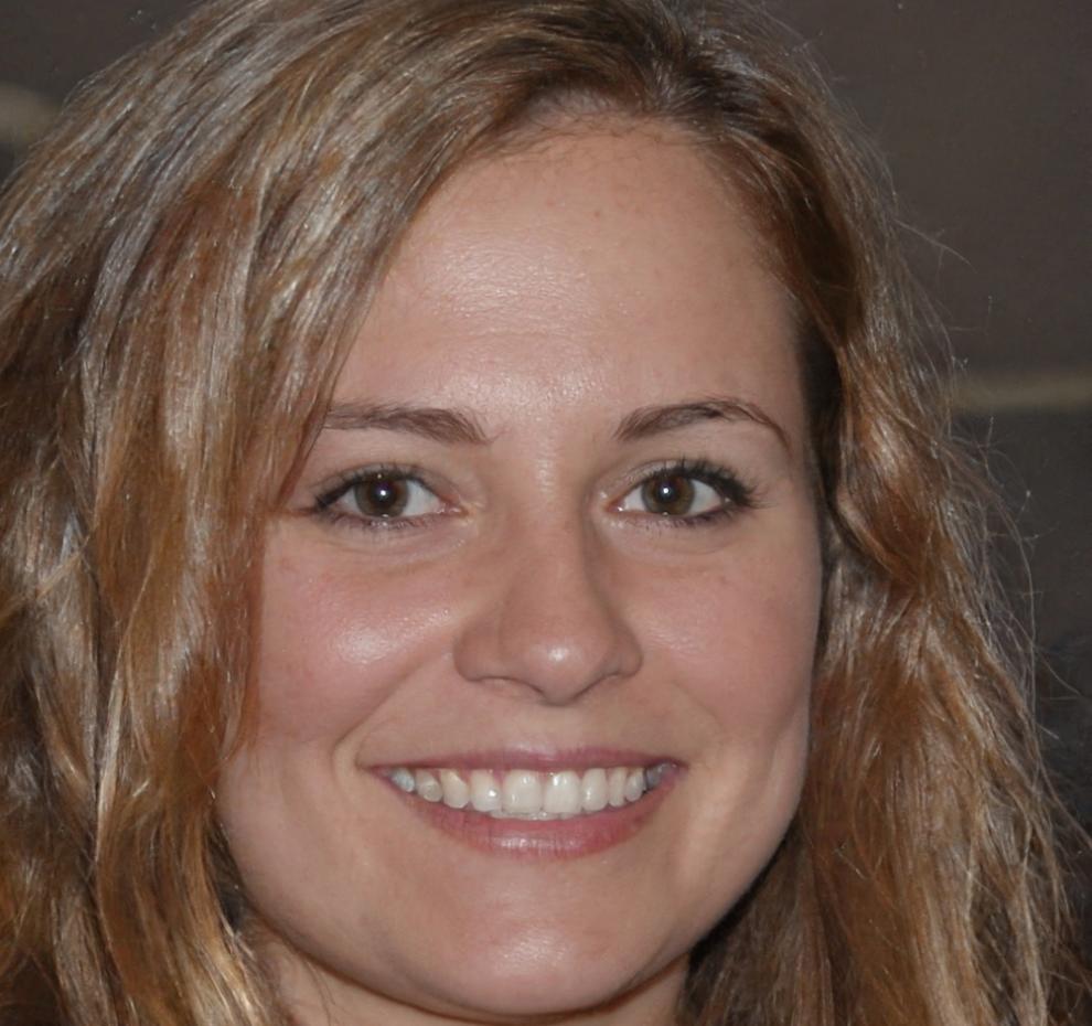 Senior developer explaining mobile optimization technical standards